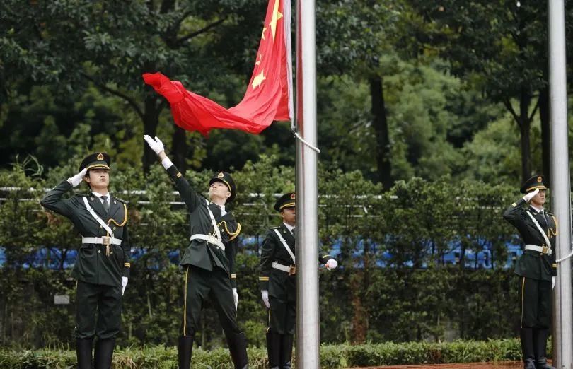 少年暴雨中收起国旗风雨中的少年国旗卫士，少年暴雨中收起国旗的英勇瞬间
