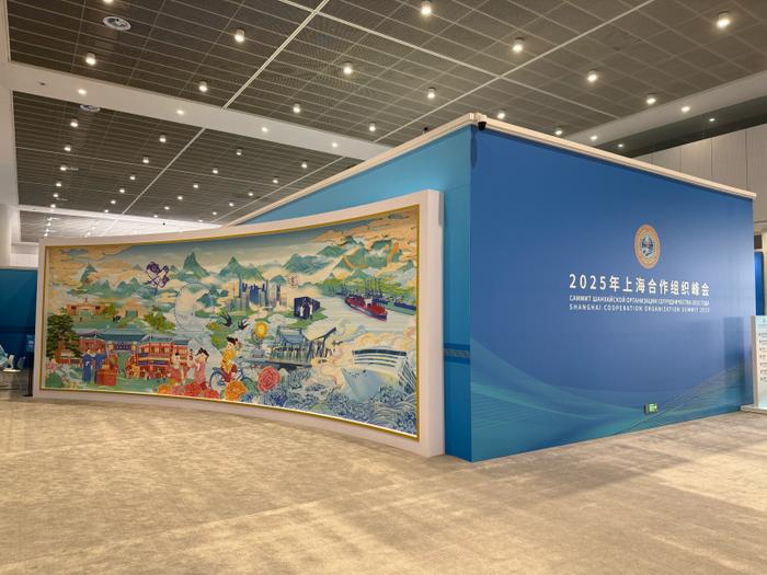 上合天津峰会22米巨幅壁画火出圈上合天津峰会，一幅巨幅壁画背后的故事与意义